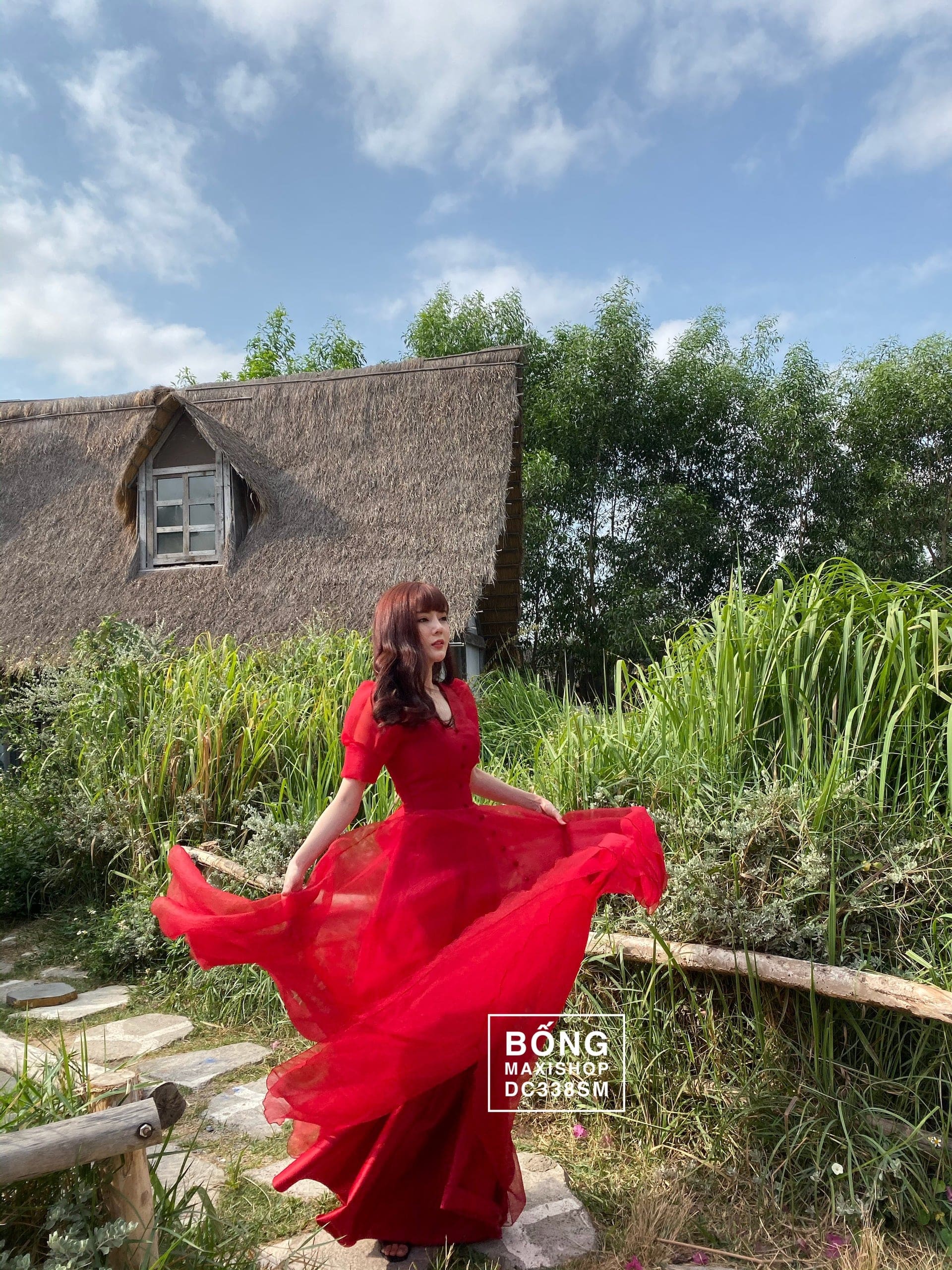 mẫu váy cưới đơn giản, kín đáo cổ V hàng nút