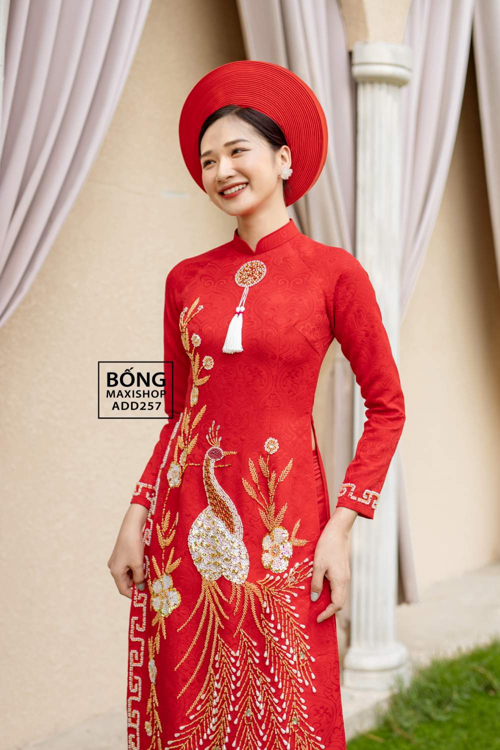 Áo dài cưới truyền thống làm bằng vải gấm, loại vải có tuổi đời hơn 5000 năm