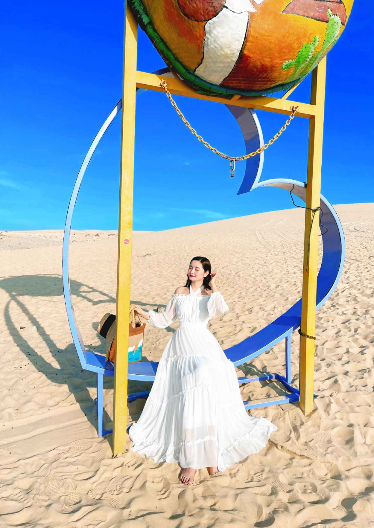 Mẫu váy maxi 2022 - Đầm Maxi Bèo Tầng Trễ Vai Tay Bo Thun Trắng DT803