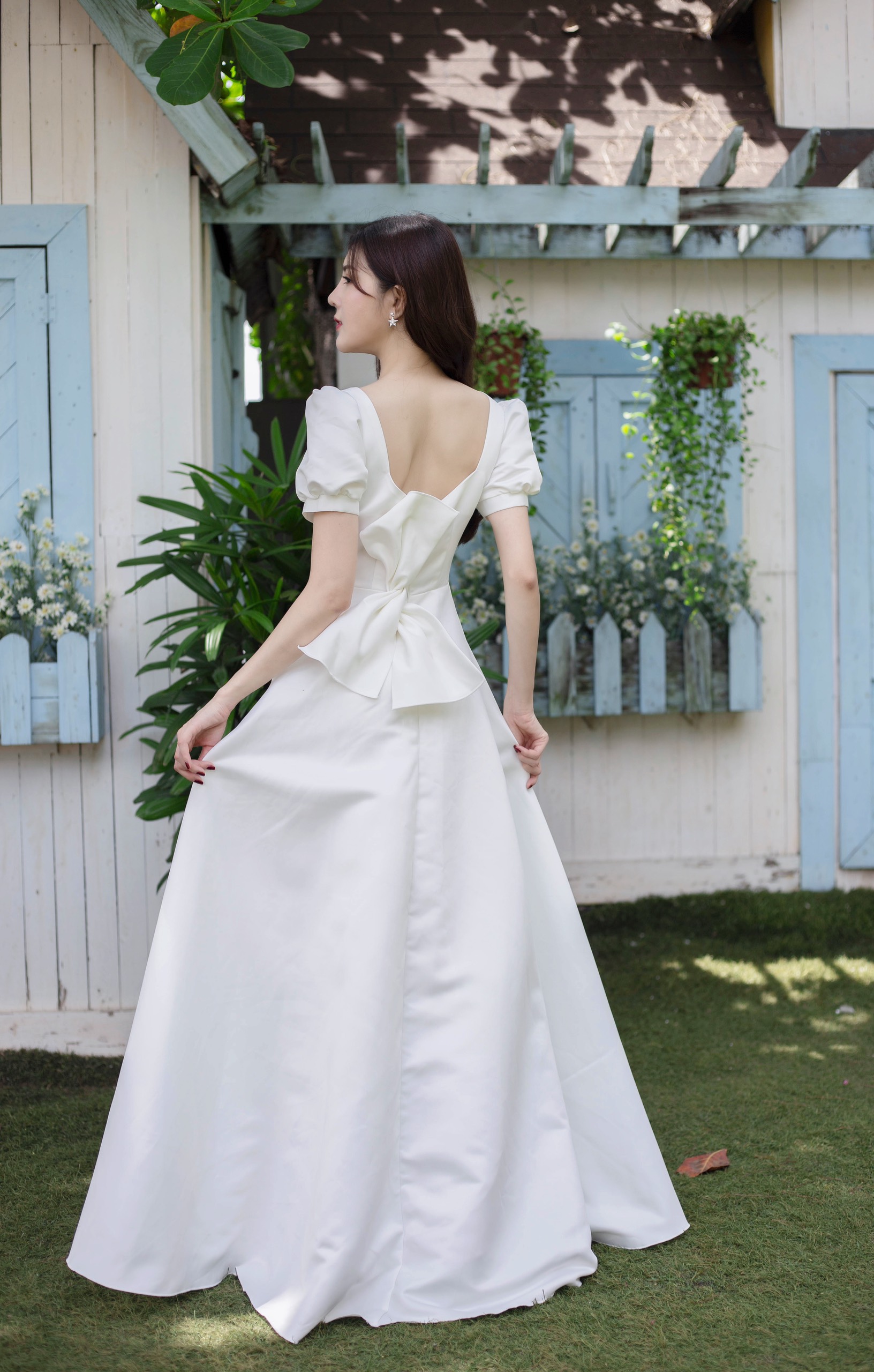 váy cưới trắng đơn giản nơ xoắn trắng