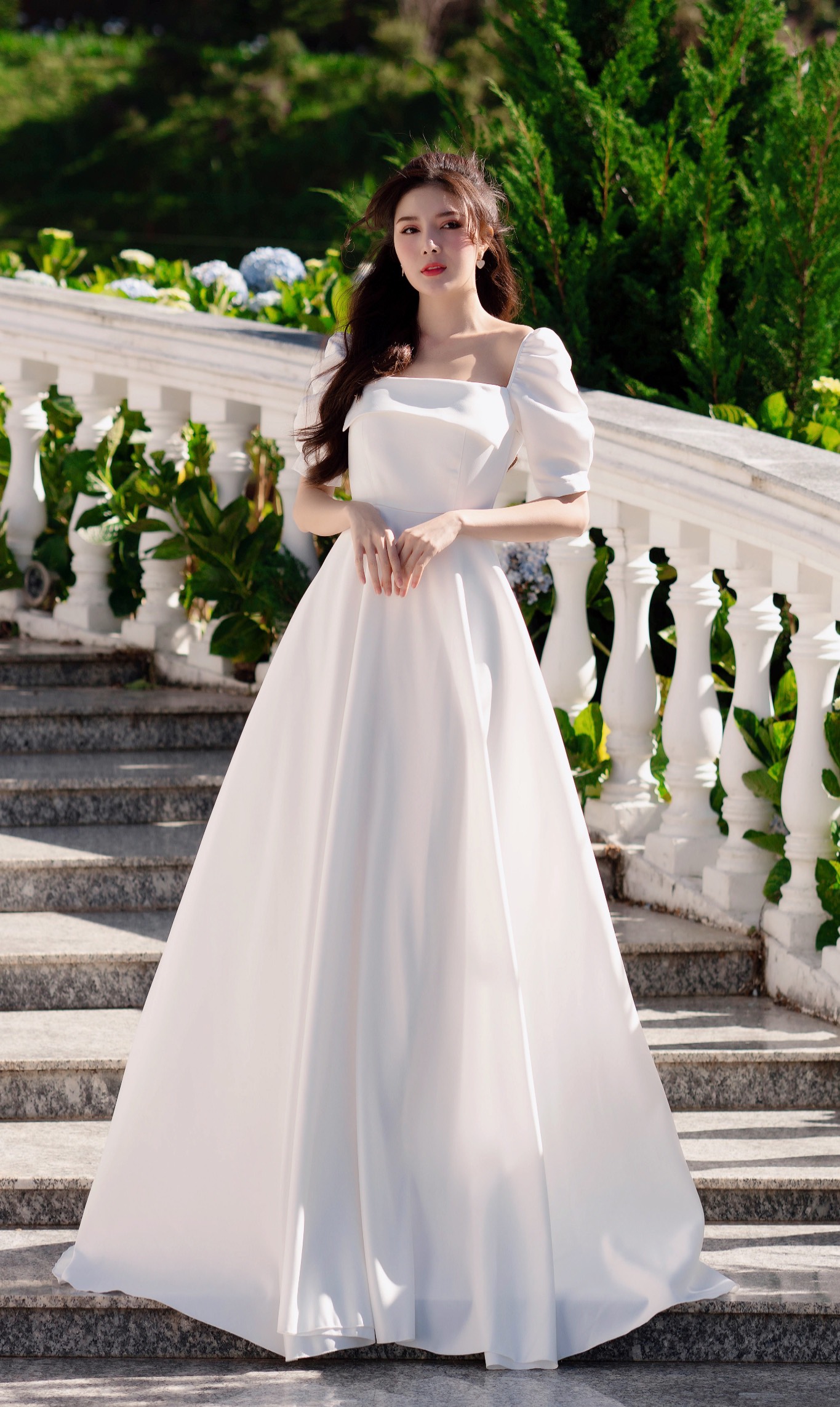 váy cưới trắng đơn giản tay phồng