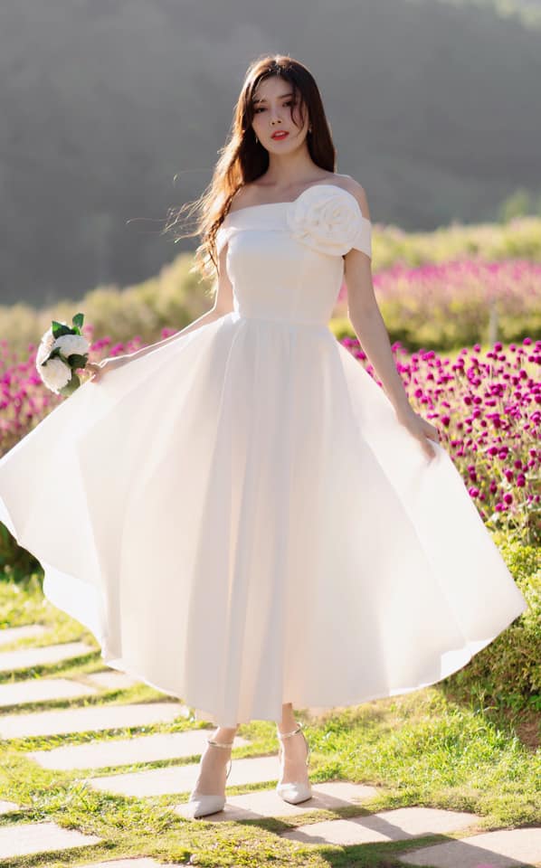 váy cưới trắng đơn giản trễ vai