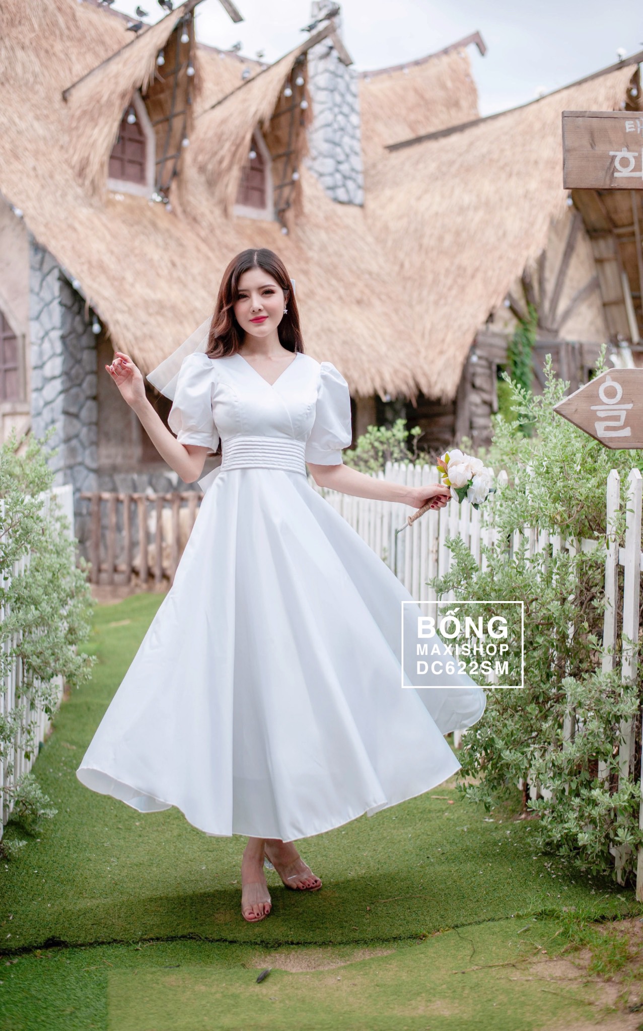 váy cưới trắng đơn giản xếp li eo lửng