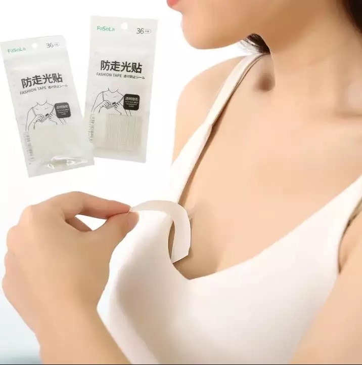 Hãy dùng băng dính thời trang khi mặc đầm maxi hở lưng cột nơ