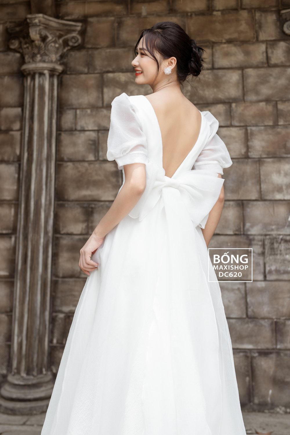 Váy cưới hot 2022 tay phồng - Váy cưới voan xốp trắng cổ vuông lưng V nơ DC620T