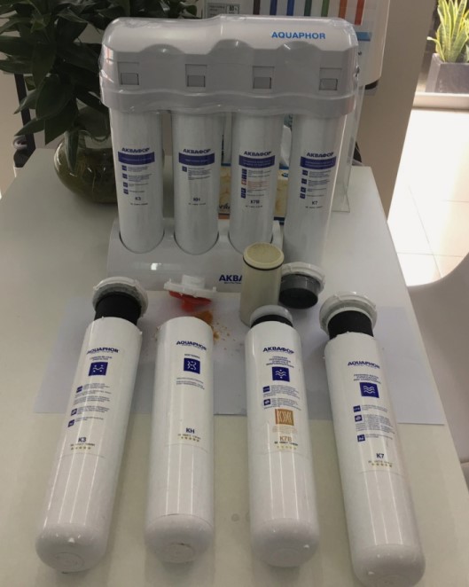 Vật liệu bên trong của các lõi lọc được cưa ra ben-trong-loi-loc-aquaphor-crystal-eco-h