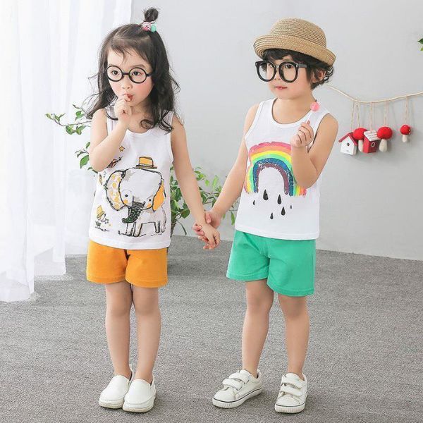 Cho trẻ mặc đồ thoáng mát dịp hè