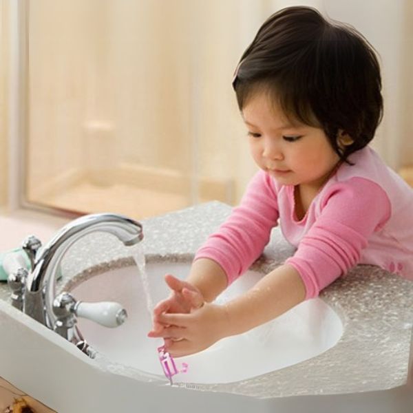 Giữ gìn vệ sinh để hạn chế mất nước ở trẻ