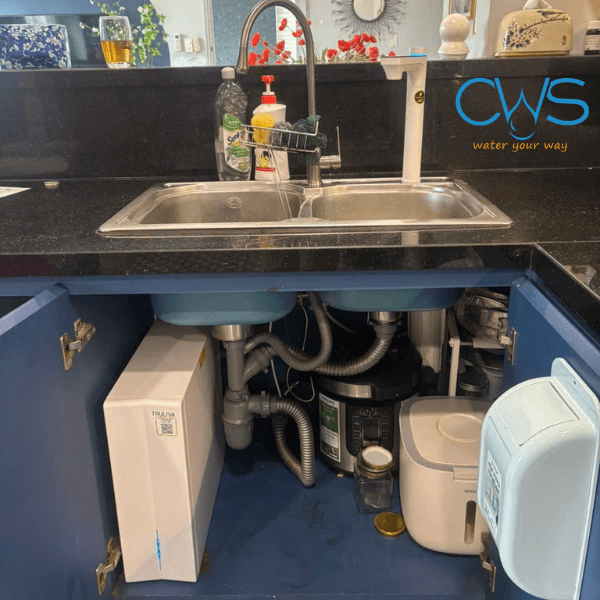 Lắp đặt máy lọc nước Truliva UR61096H âm tủ tại nhà khách hàng