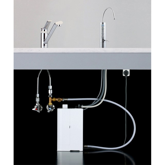 Bộ phận thân máy được thiết kế gọn nhẹ nằm dưới tủ bếp may-loc-nuoc-ion-kiem-lap-am-bon-undersink