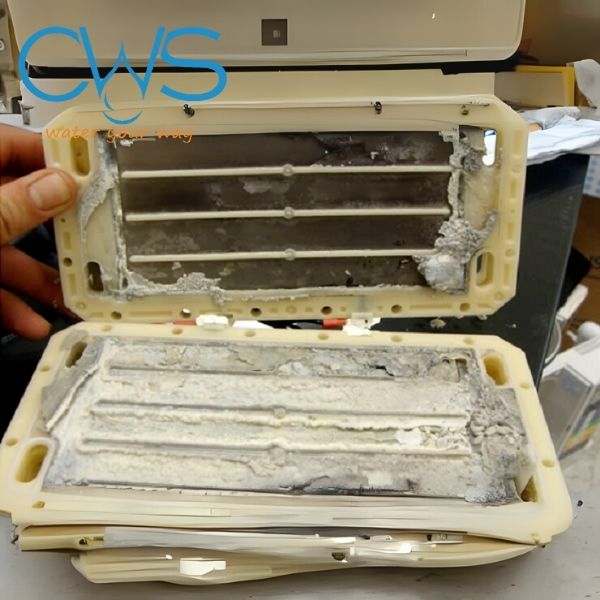 Tấm điện cực bị bám cặn canxi làm giảm tuổi thọ máy điện giải