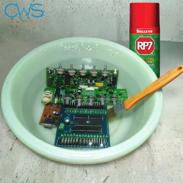 Vệ sinh các board mạch máy lọc nước bằng chai xịt chuyên dụng
