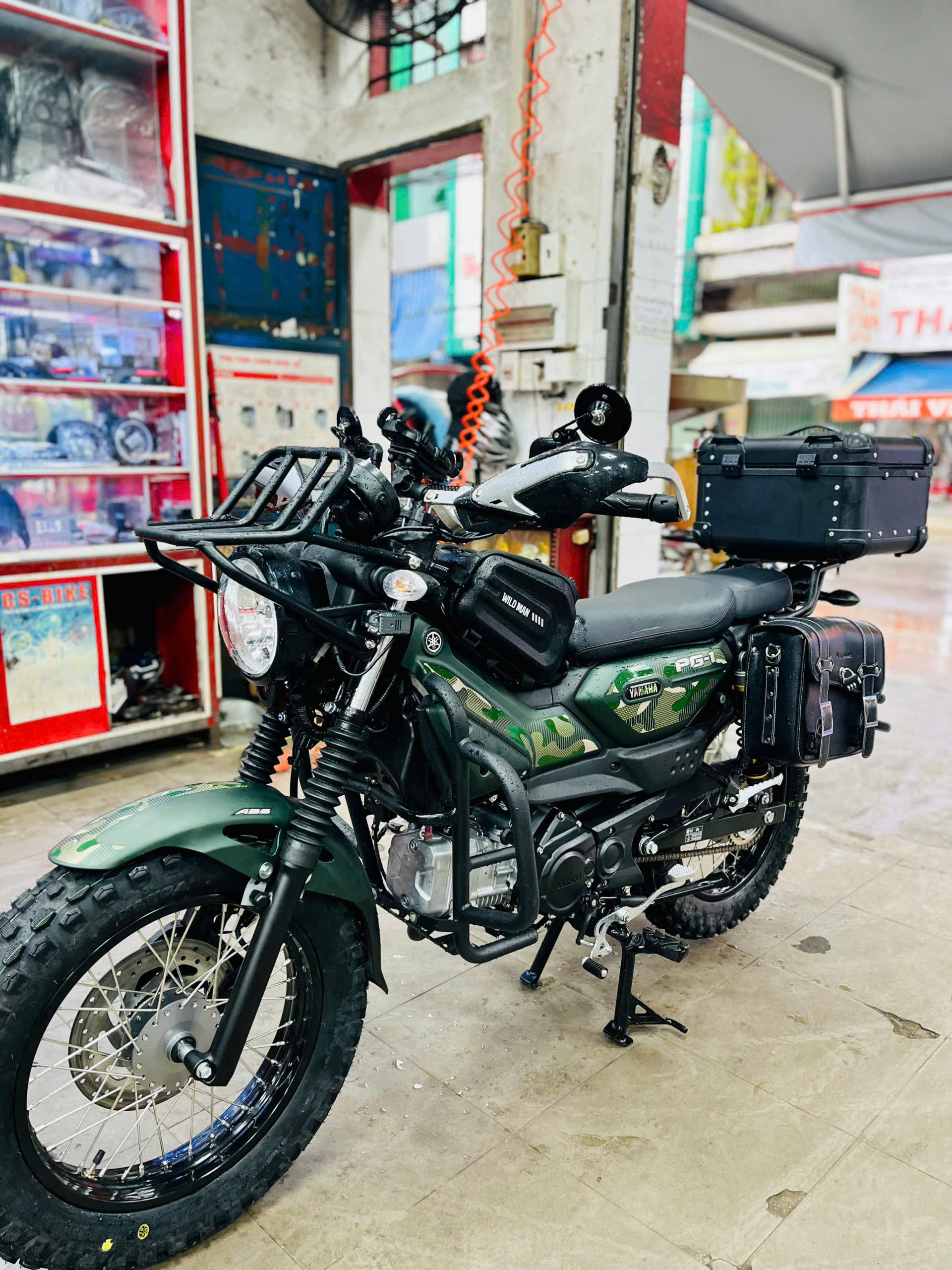 Baga đầu + túi giữa – phong cách touring nhỏ gọn.