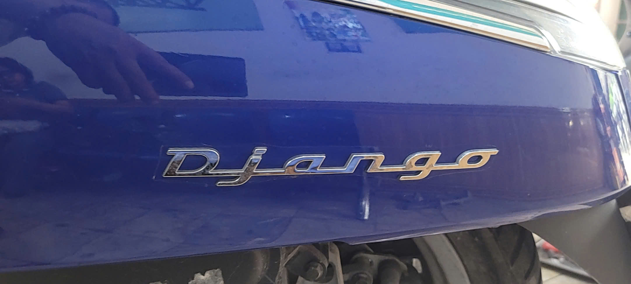 tem chu noi peugeot django tren xe