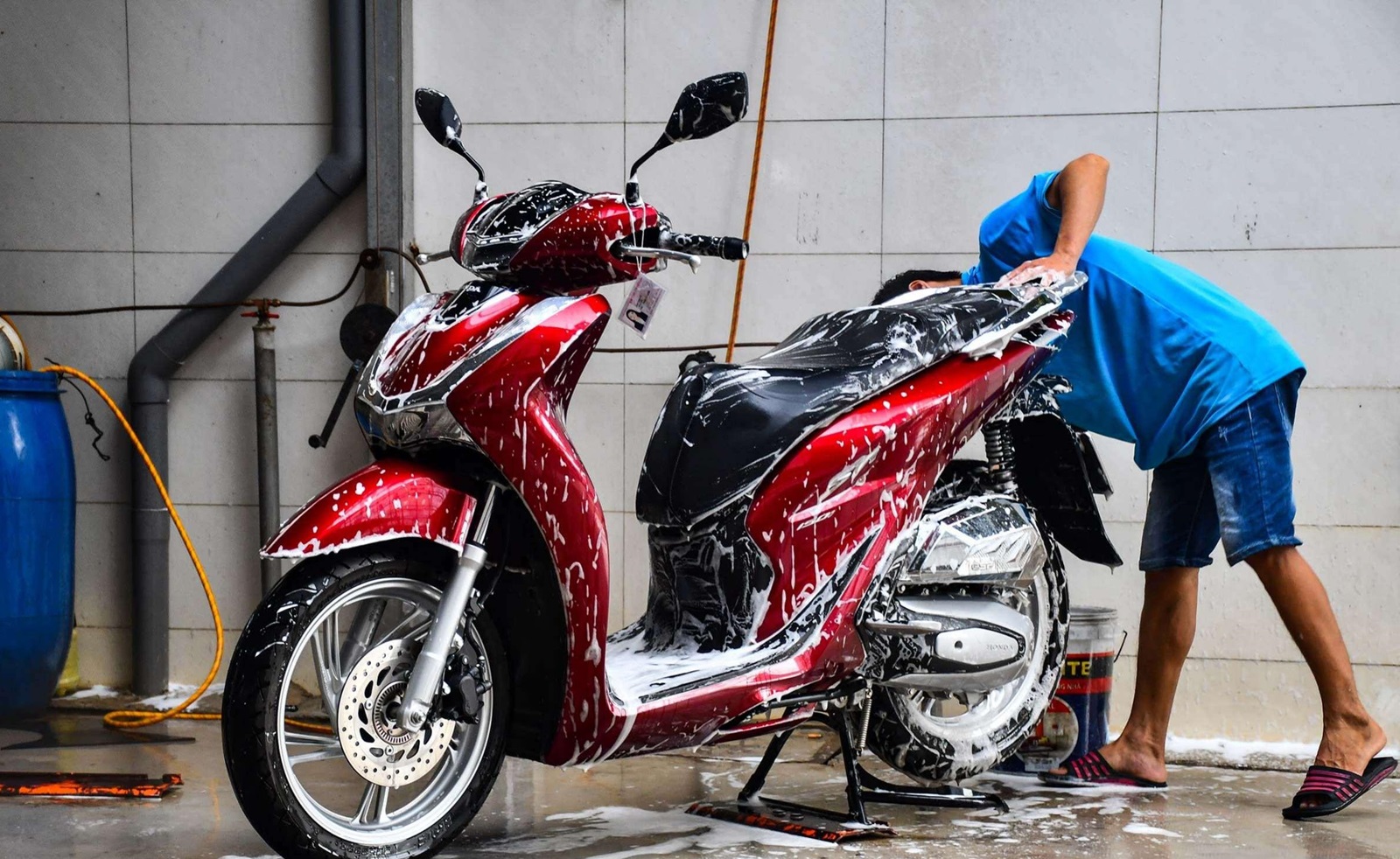 Rửa xe máy sau khi ngập nước tại Đà Nẵng