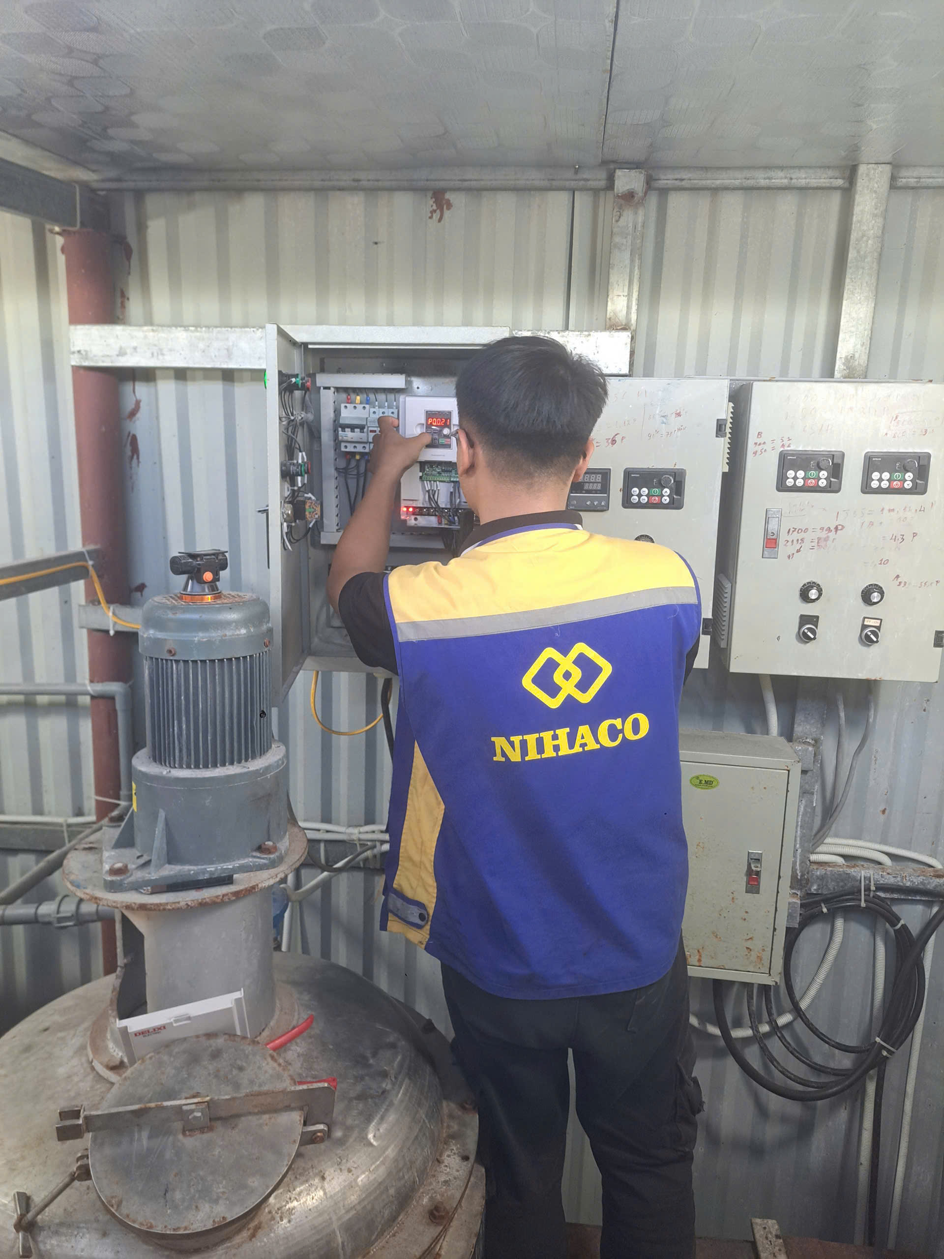 ban-bien-tan-delixi-cho-nha-may-nuoc-giat