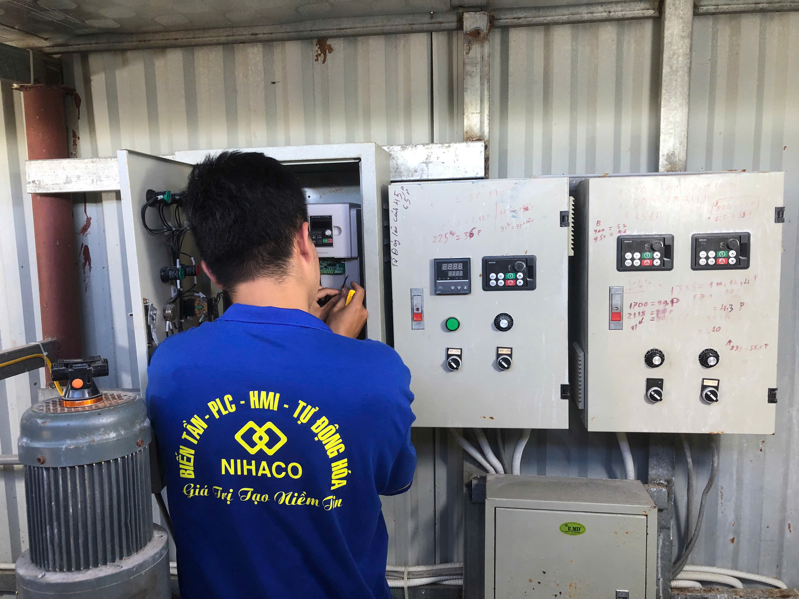 bien-tan-delixi-cho-may-tron