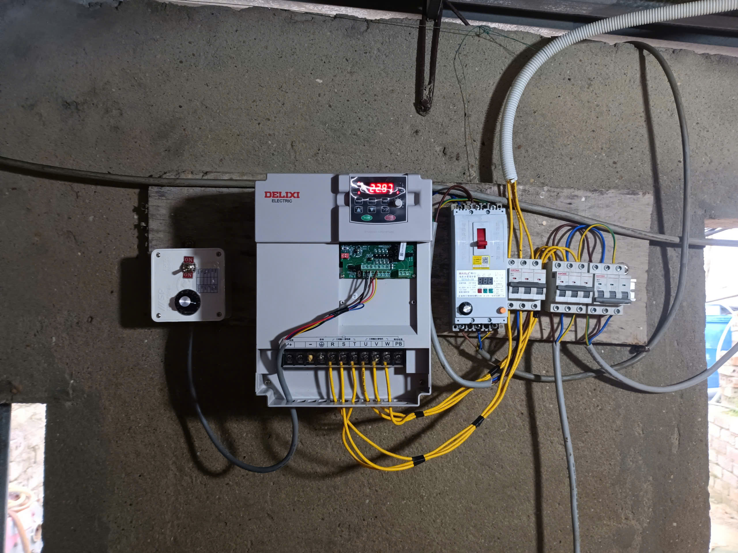 bien-tan-delixi-cdi-e100-8