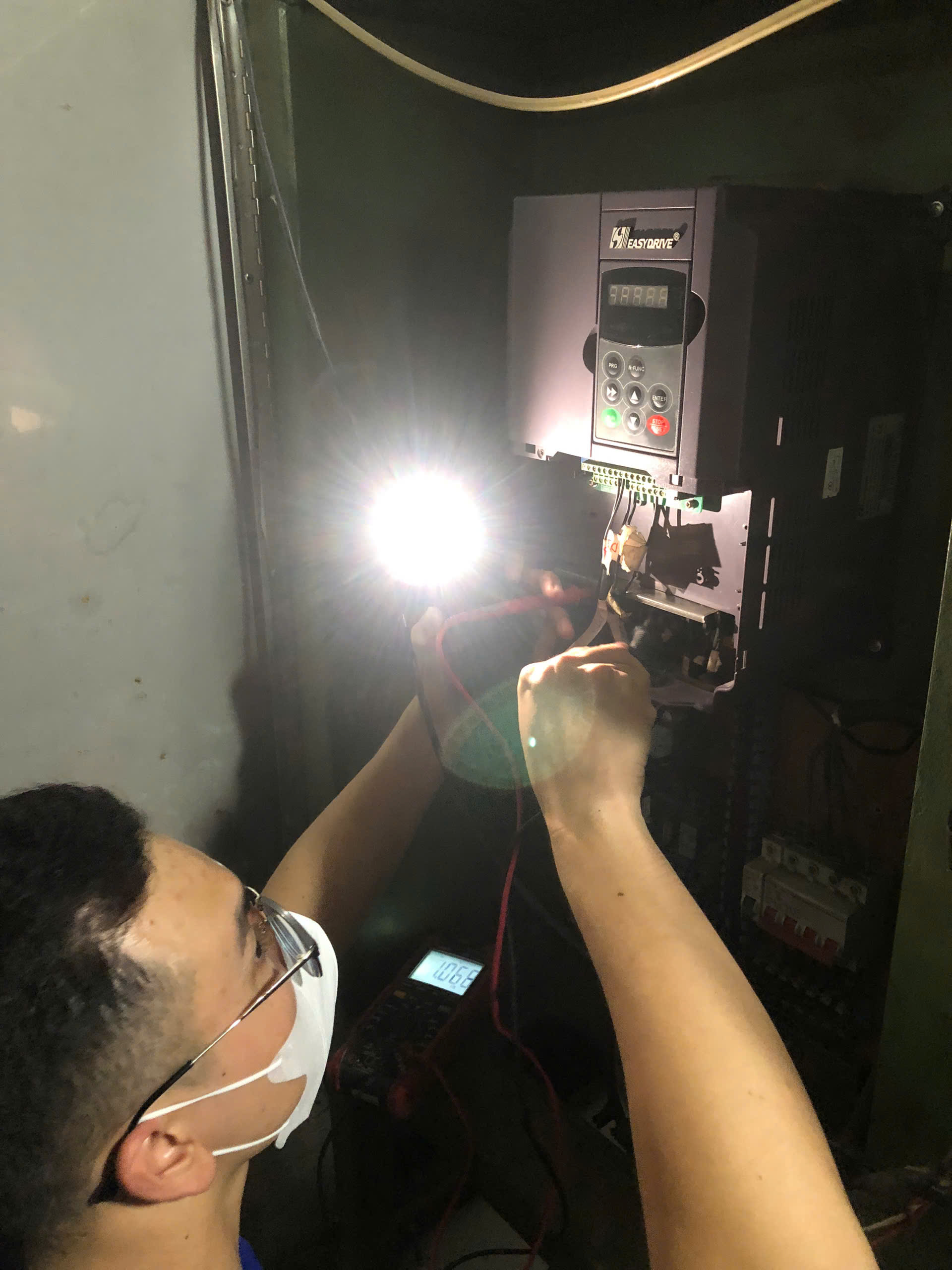 sua-chua-bien-tan-may-giat-cong-nghiep