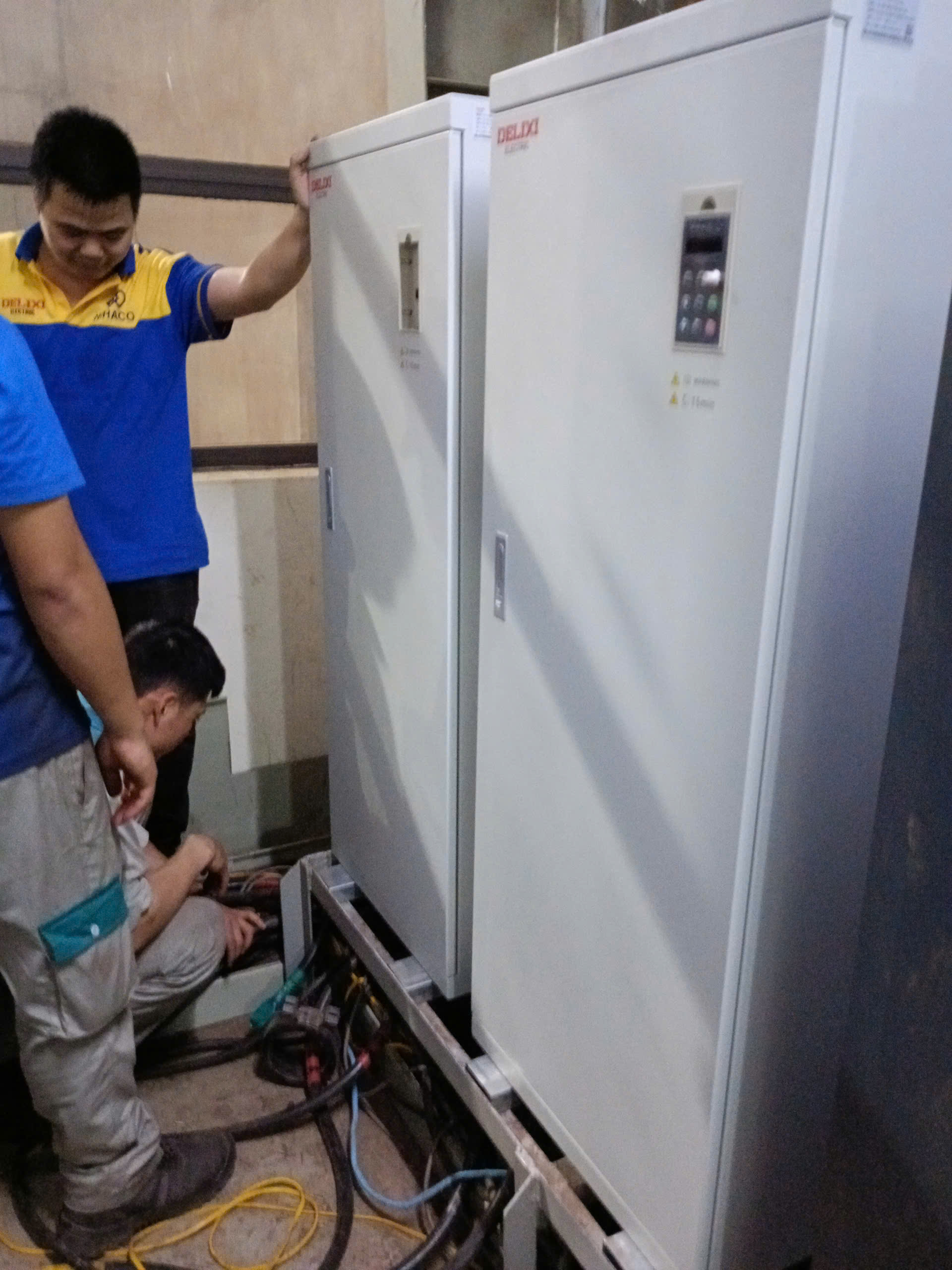 bien-tan-delixi-315-kw-cho-may-ep-mun-cua