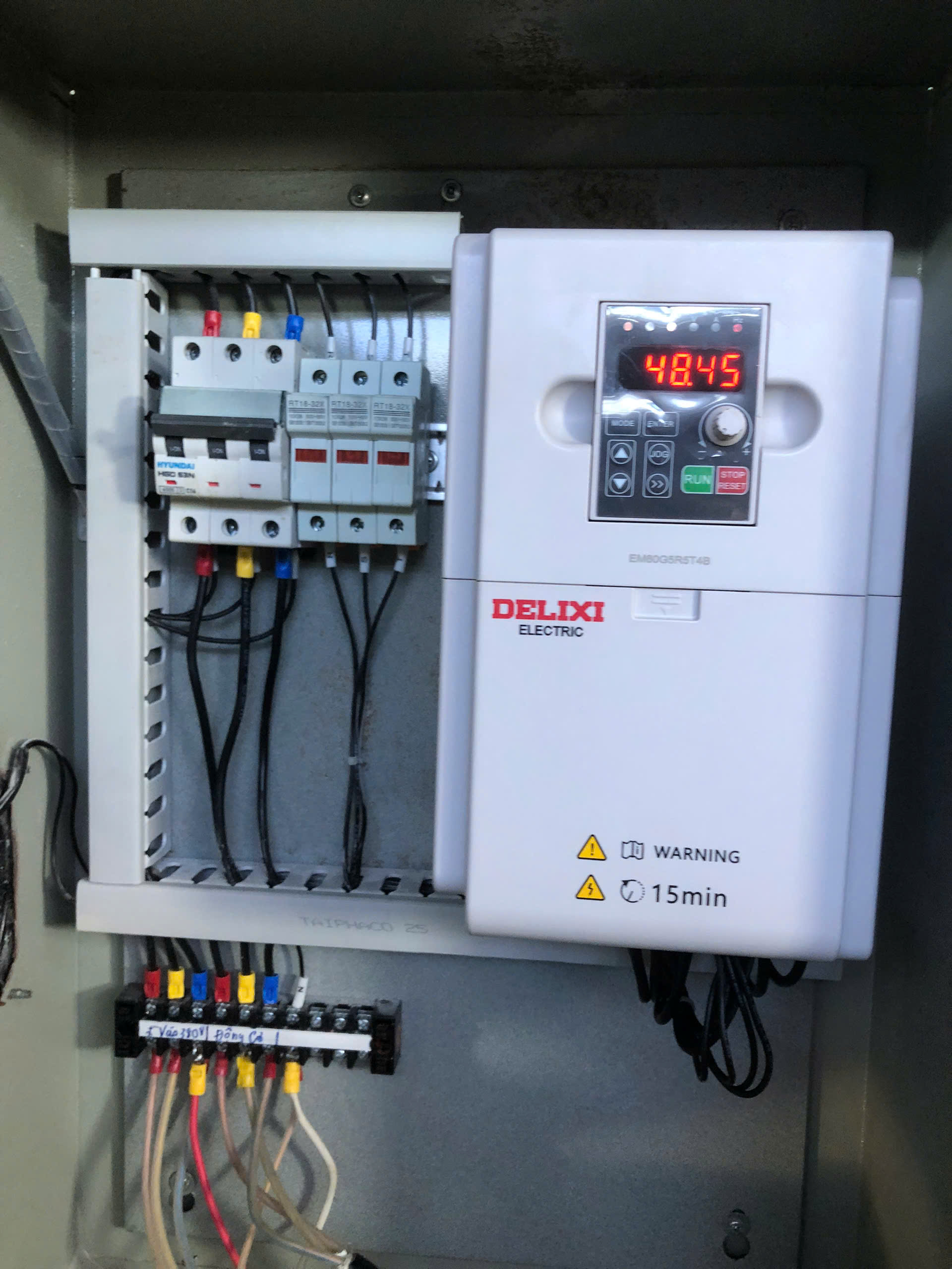 lap-dat-bien-tan-cho-may-tron-nuoc-giat