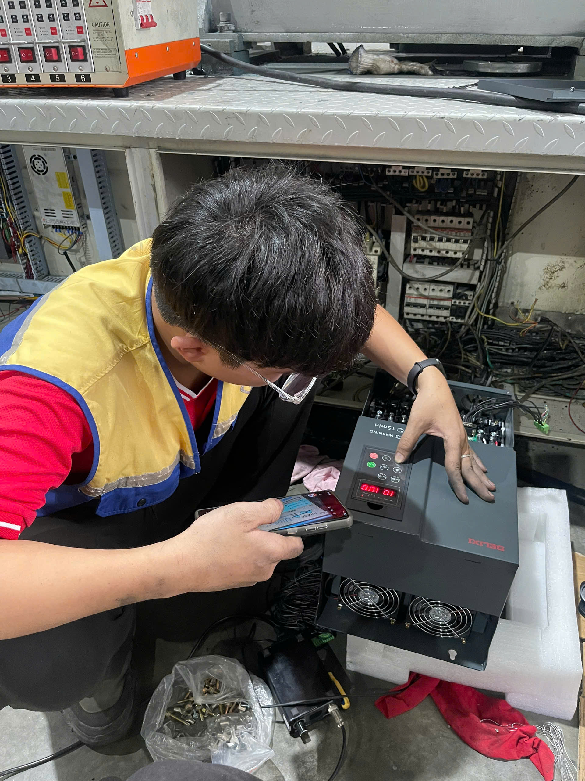 bien-tan-chuyen-dung-cho-bom-servo-may-ep-nhua