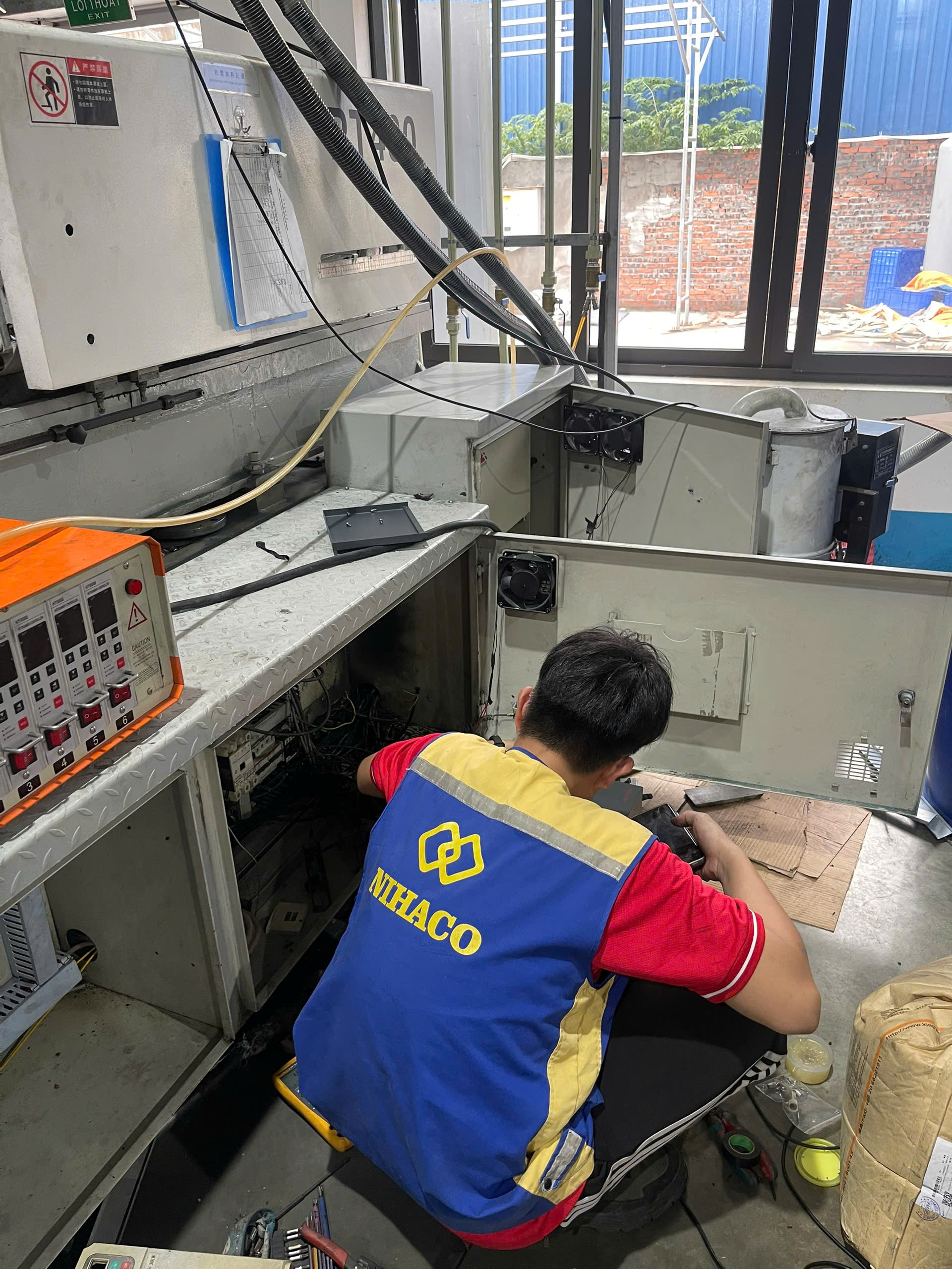 bien-tan-chuyen-dung-cho-bom-servo-may-ep-nhua-1