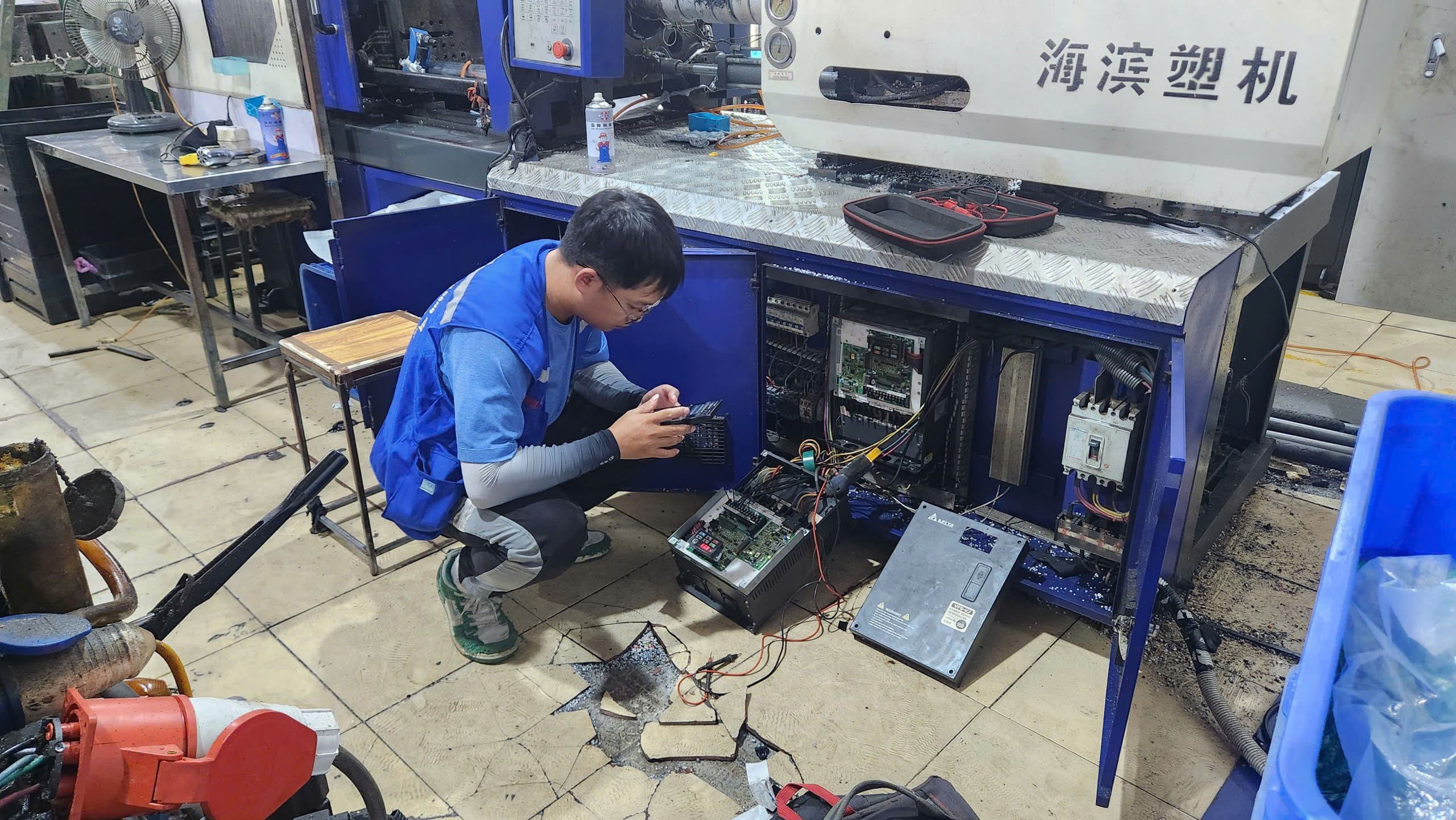 sua-chua-bien-tan-cho-may-ep-nhua-haitian