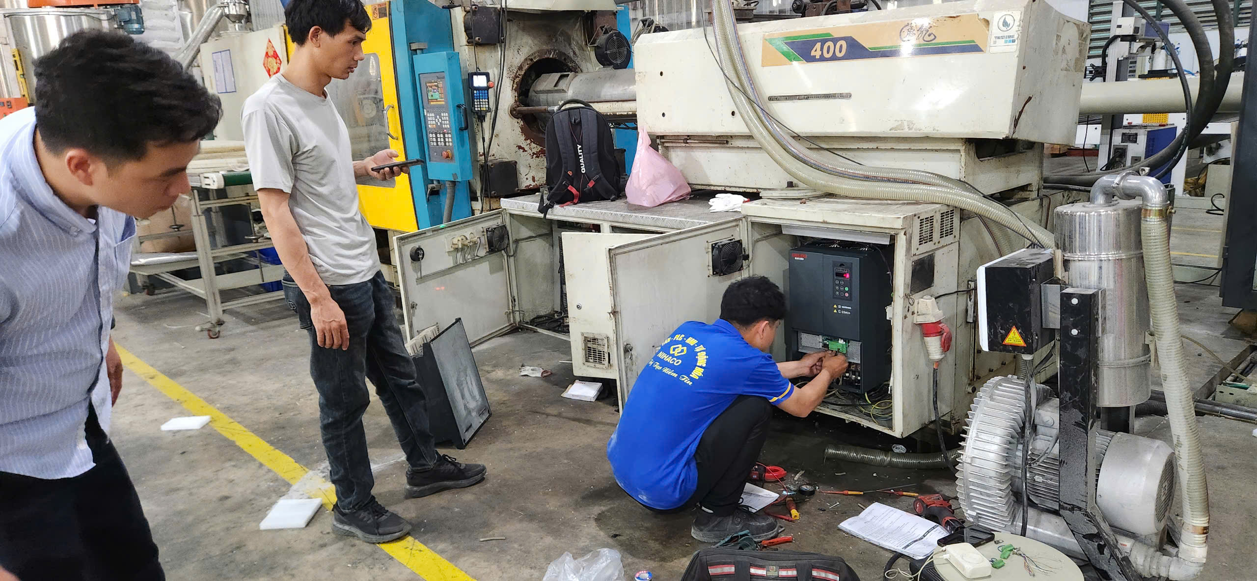 cung-cap-bien-tan-cho-may-ep-nhua