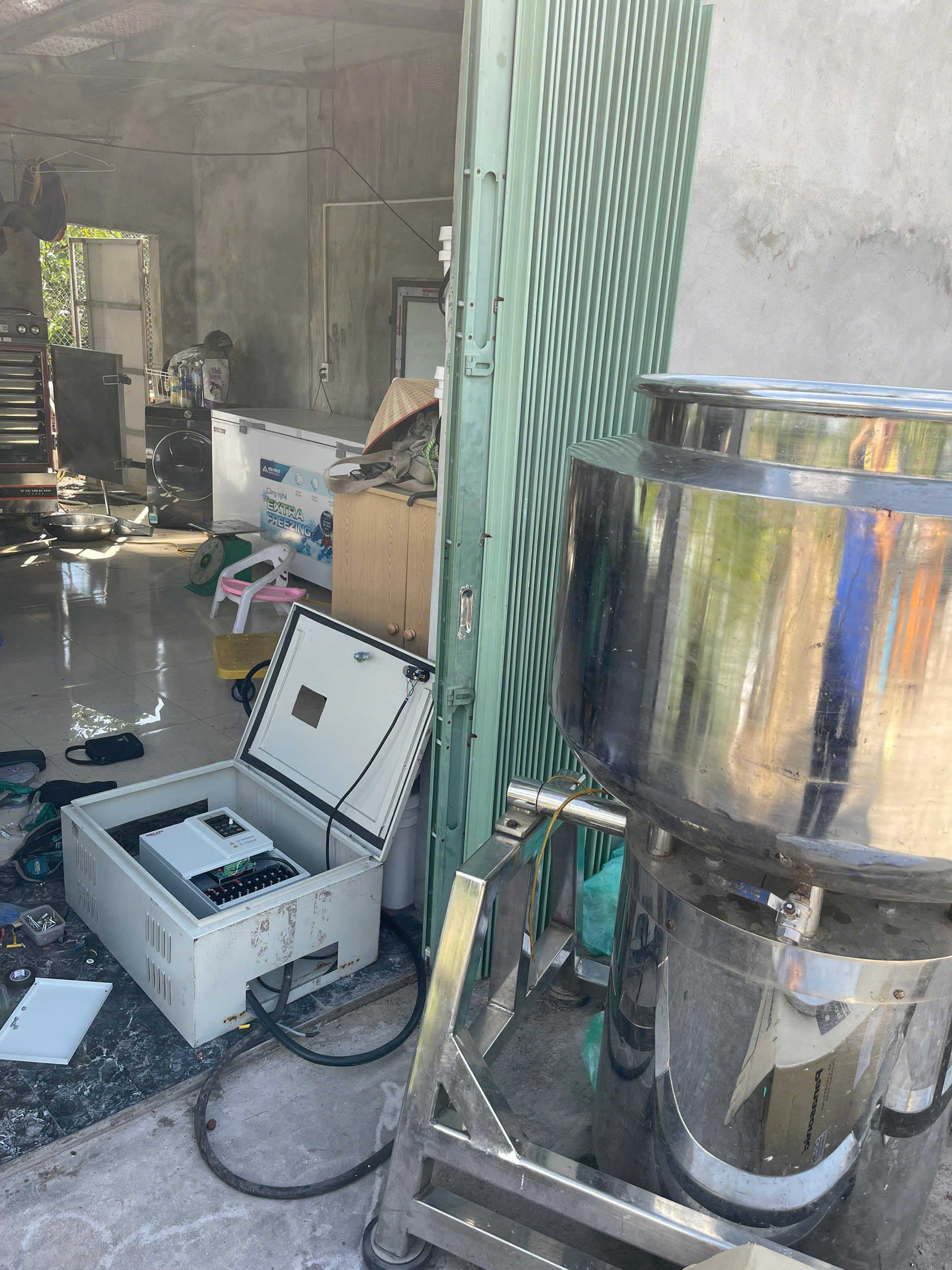 lap-bien-tan-delixi-cho-may-xay-gio