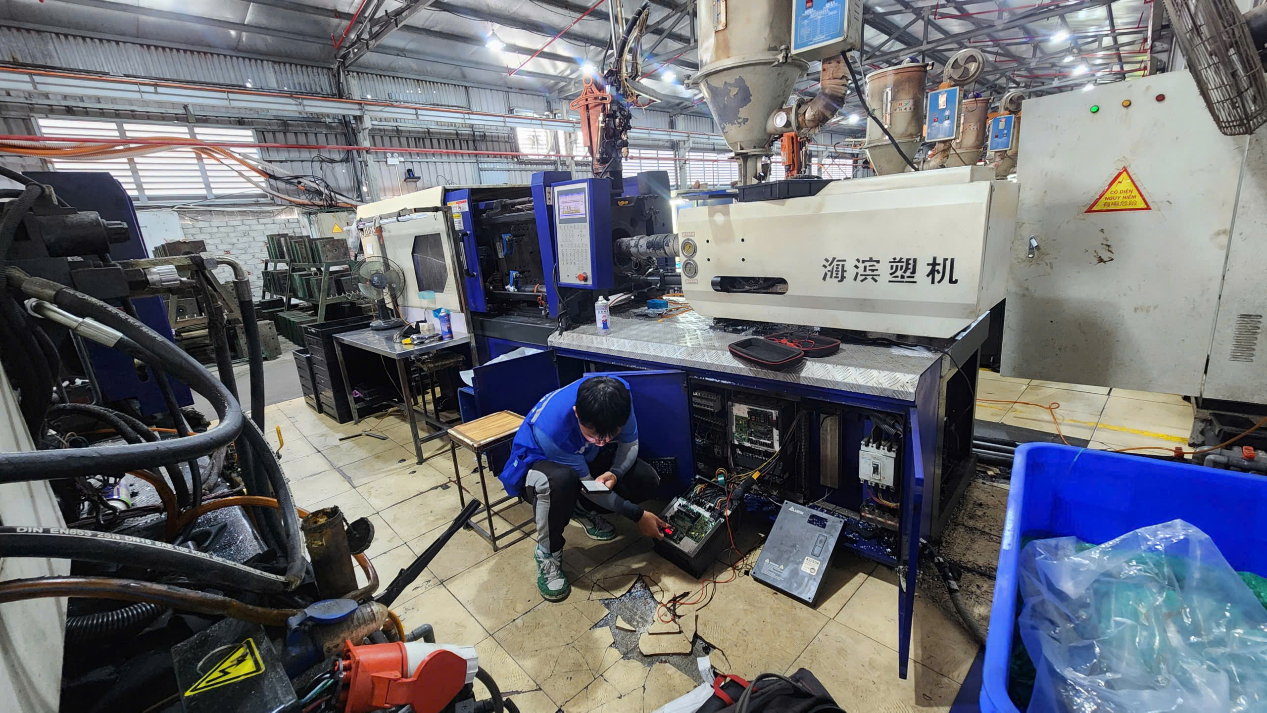 sua-chua-bien-tan-cho-may-ep-nhua-haitian-2