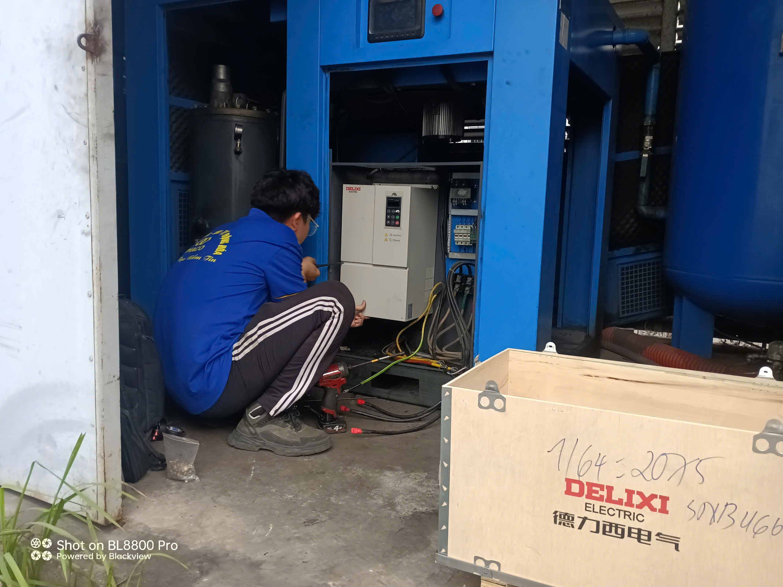 bien-tan-delixi-cho-may-ep-nhua