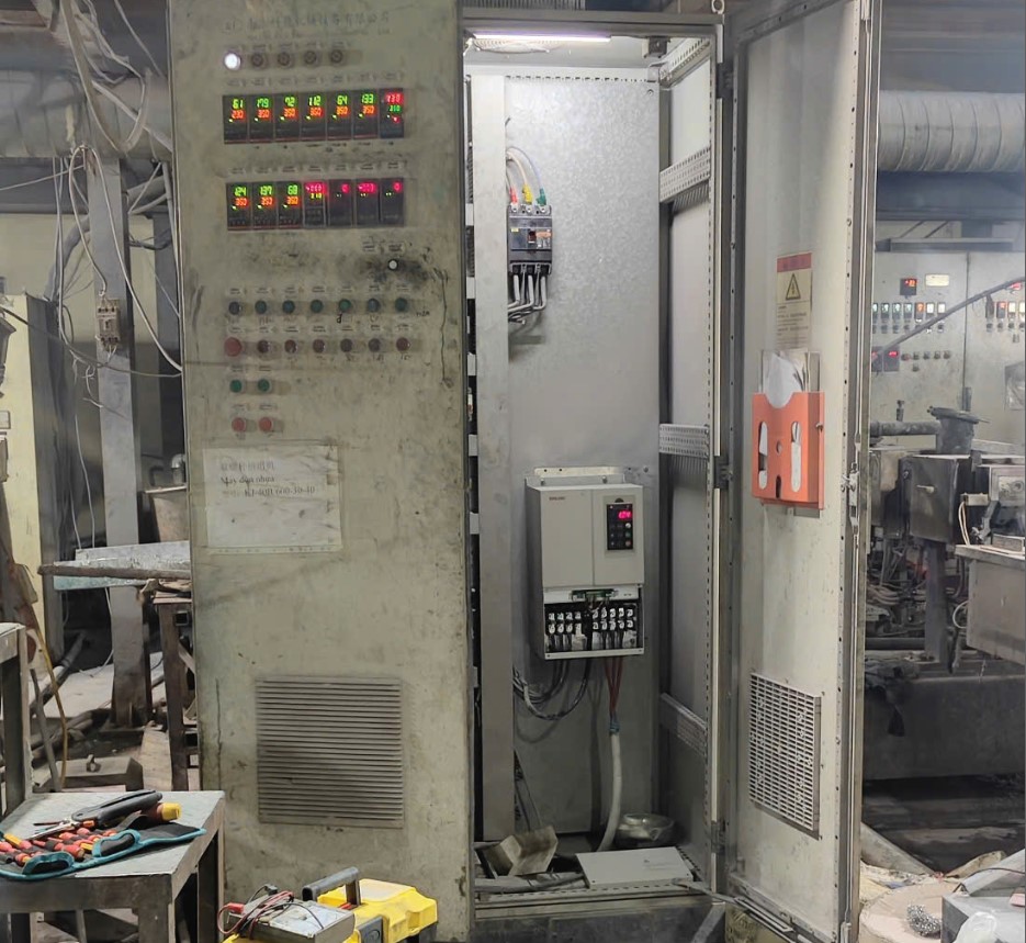 bien-tan-delixi-cho-may-dung-nhua