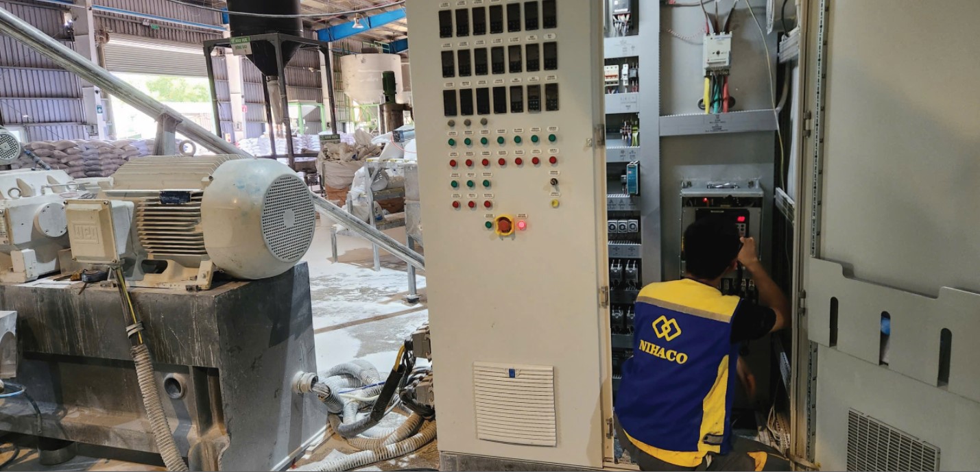 sua-chua-bien-tan-cho-may-ep-nhua-2