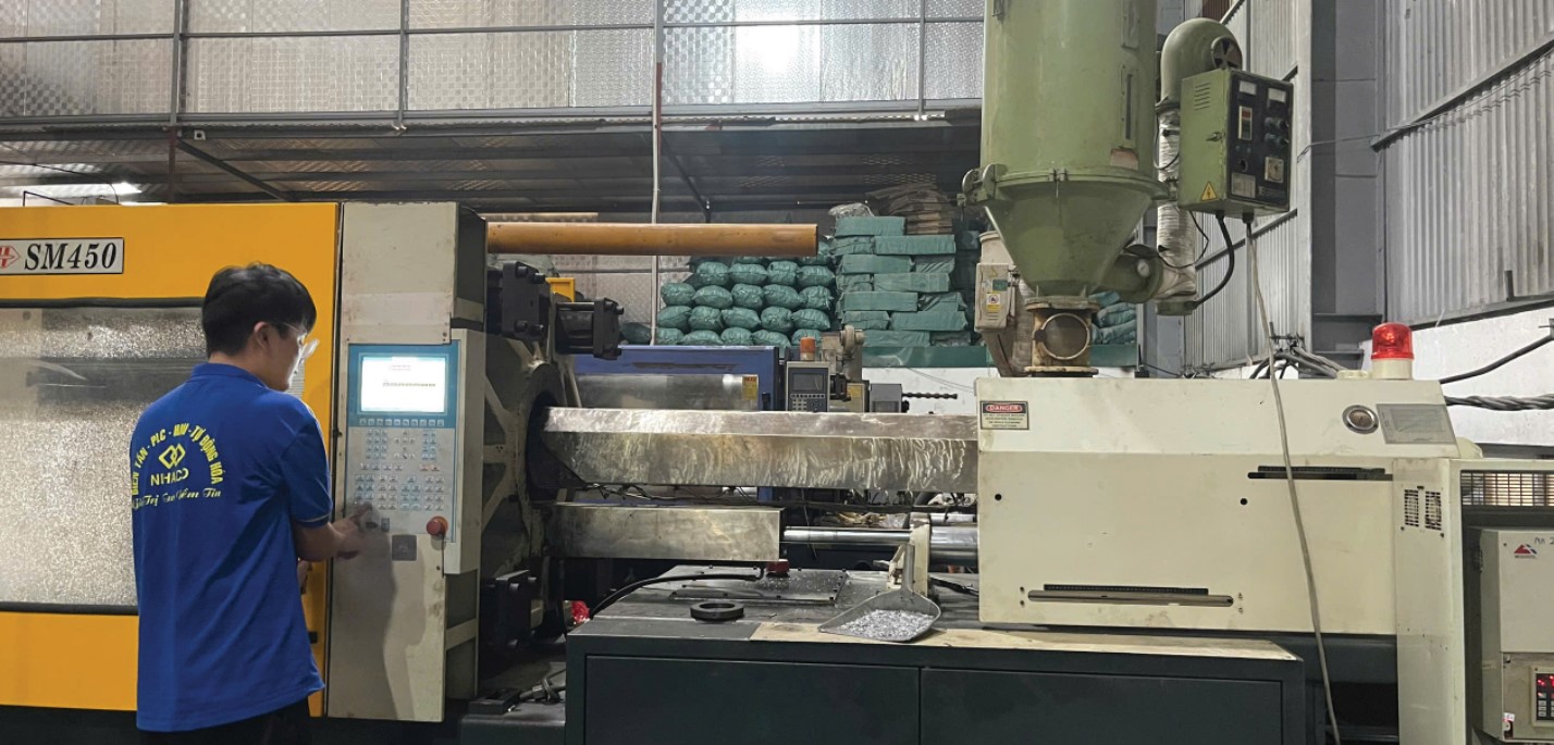 sua-chua-bien-tan-cho-may-ep-nhua-5