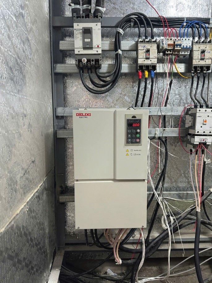 bien-tan-delixi-may-nghien-giay-phe-lieu