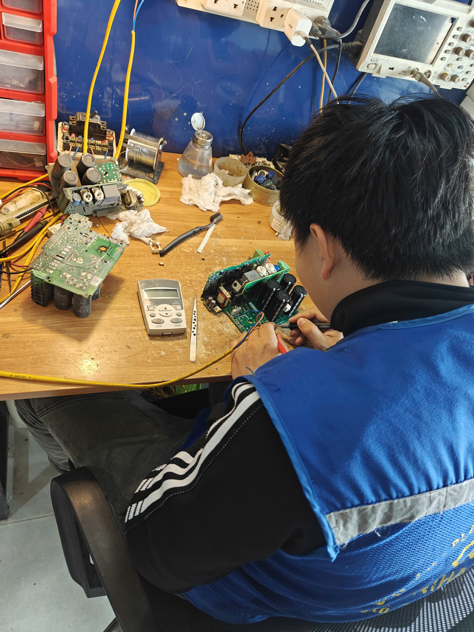 sua-chua-bien-tan-may-giat-cong-nghiep-4