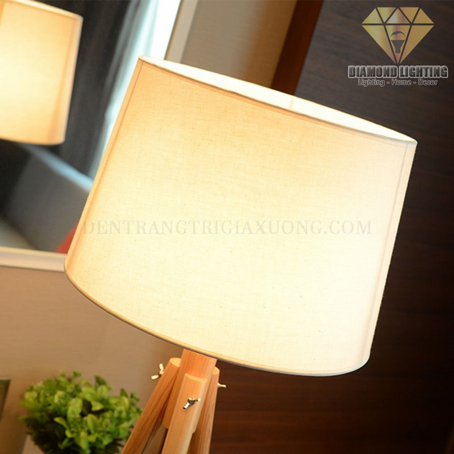 Đèn sàn 3 chân gỗ DCS230 rất phù hợp để làm đèn trang trí, trang trí phòng khách và trang trí phòng ngủ cho ngôi nhà của bạn !