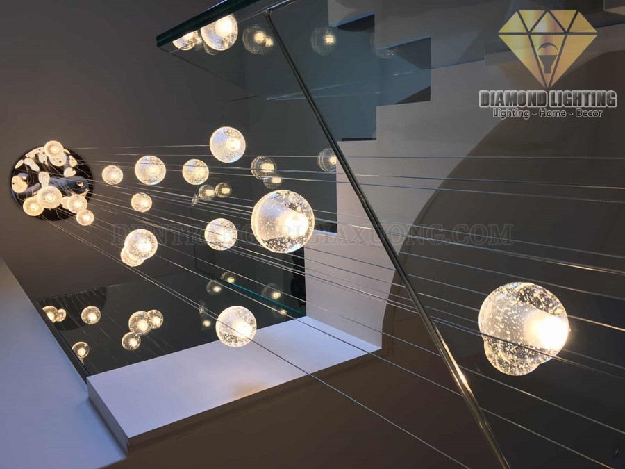 Đèn thả bi thông tầng hiện đại 850 thường được được sử dụng làm đèn thả thông tầng, tuy nhiên bạn vẫn nên thả ở trung tâm phòng khách, giữa bàn ăn hoặc trung tâm phòng ngủ. Vừa làm đèn chiếu sáng, vừa làm đèn trang trí.