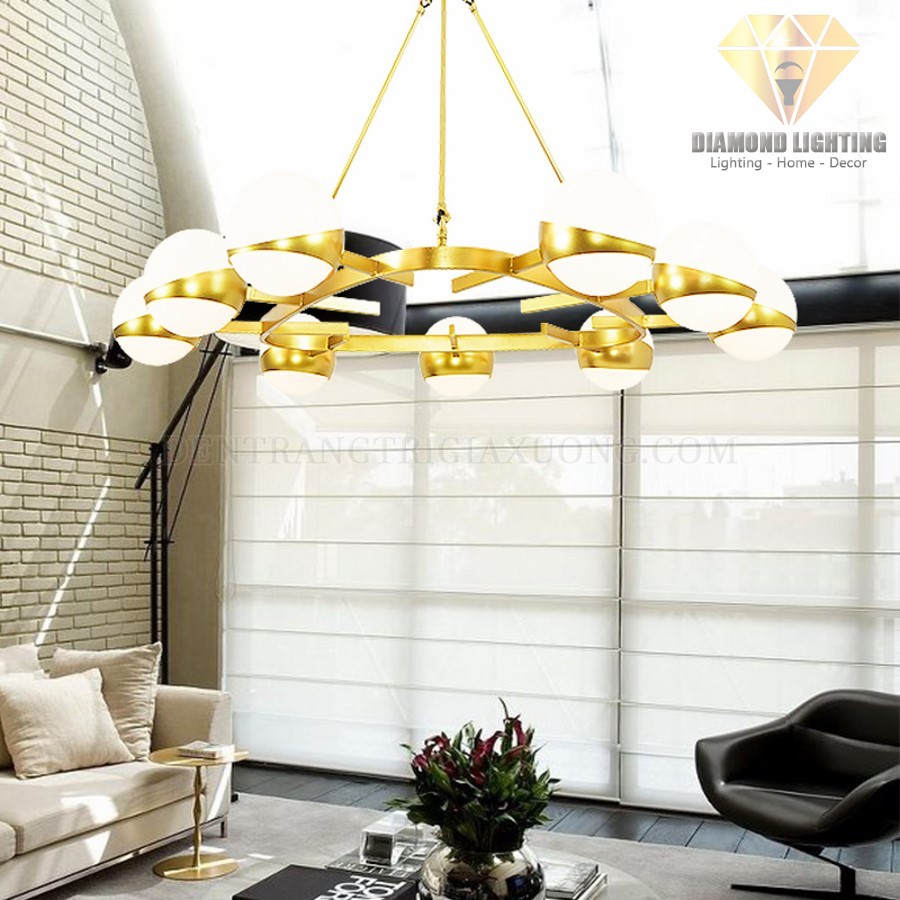 Đèn chùm hiện đại DCH690 thường được lắp đặt ở vị trí trung tâm phòng khách và thường được xem như là nguồn ánh sáng chính để vừa làm đèn chiếu sáng, vừa làm đèn trang trí.