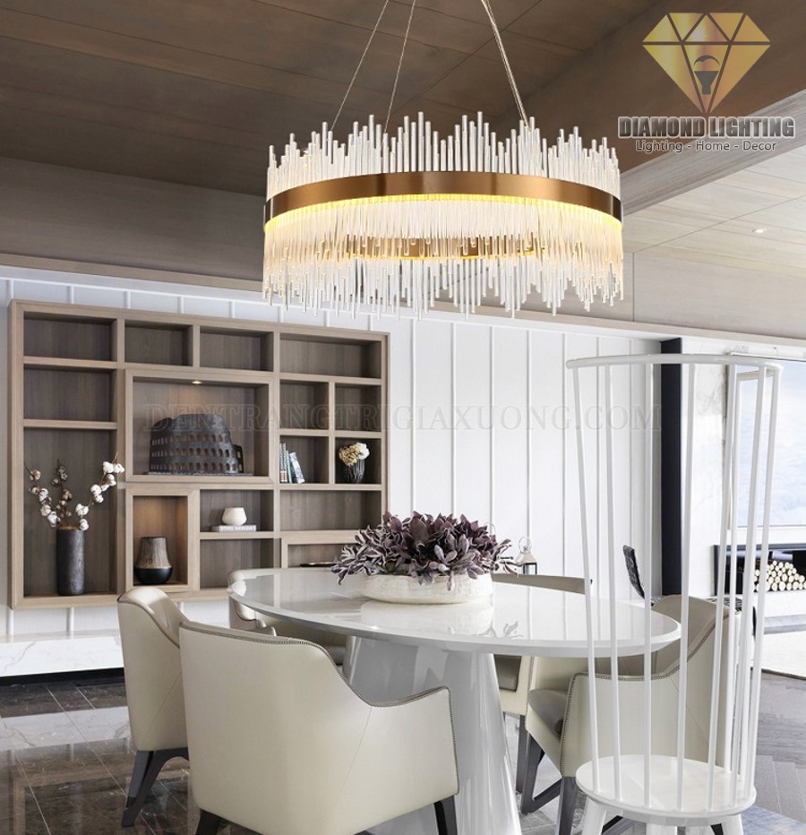 Đèn chùm pha lê hiện đại DPH080  thường được lắp đặt ở trung tâm phòng khách, trung tâm phòng ngủ hoặc giữa bàn ăn, vừa làm đèn chiếu sáng, vừa làm đèn trang trí.