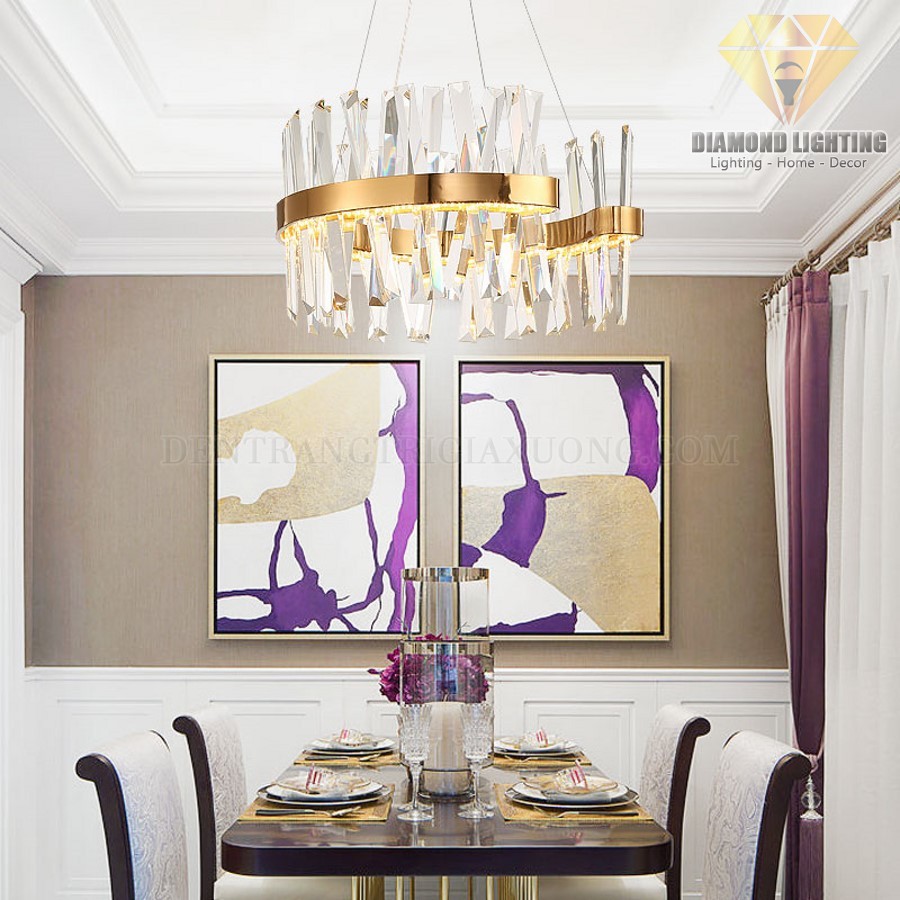 Đèn chùm pha lê hiện đại DPH870  thường được lắp đặt ở trung tâm phòng khách, trung tâm phòng ngủ hoặc giữa bàn ăn, vừa làm đèn chiếu sáng, vừa làm đèn trang trí.