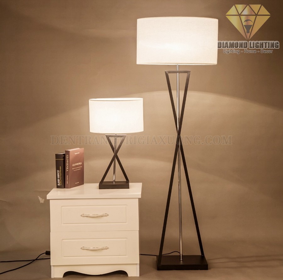 Đèn cây chân chéo DCS130 thường được treo ở cạnh bàn phòng khách, cạnh ghế sofa, cạnh giường ngủ hoặc đặt ở bất kỳ đâu bạn muốn. Vừa làm đèn đọc sách, vừa làm đèn trang trí.