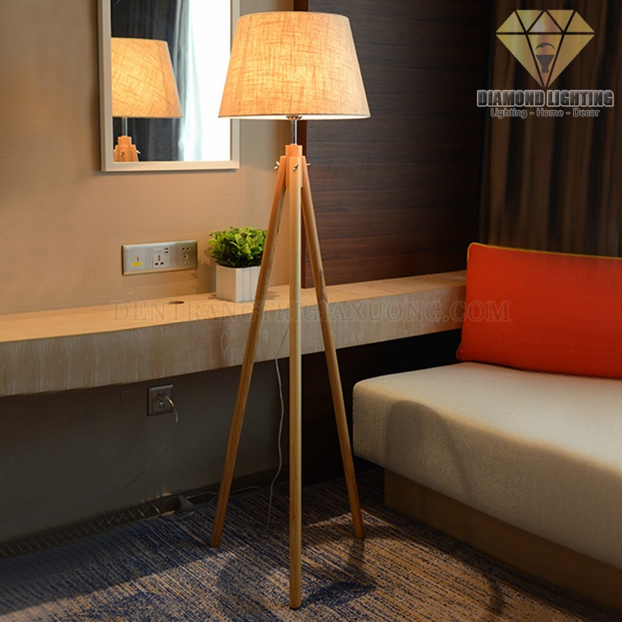 Đèn sàn 3 chân gỗ DCS230 rất phù hợp để làm đèn trang trí, trang trí phòng khách và trang trí phòng ngủ cho ngôi nhà của bạn !