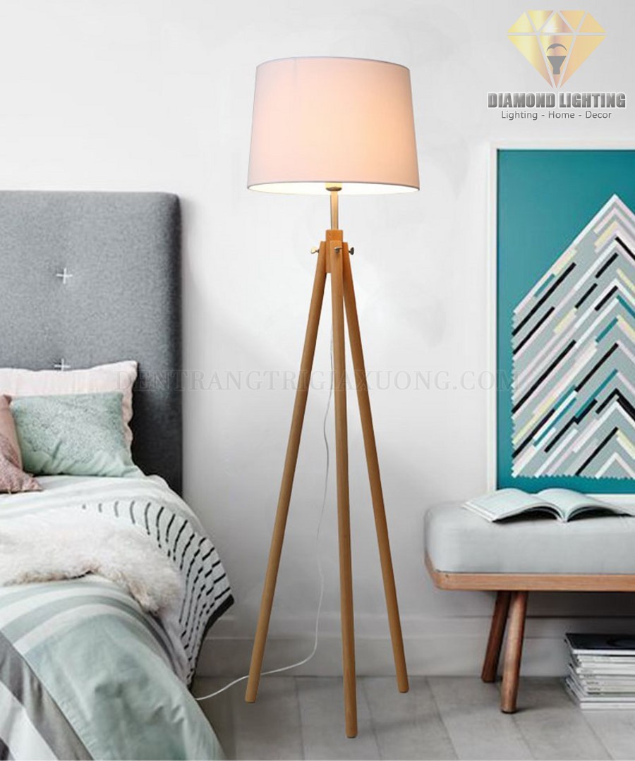 Đèn sàn 3 chân gỗ DCS230 rất phù hợp để làm đèn trang trí, trang trí phòng khách và trang trí phòng ngủ cho ngôi nhà của bạn !