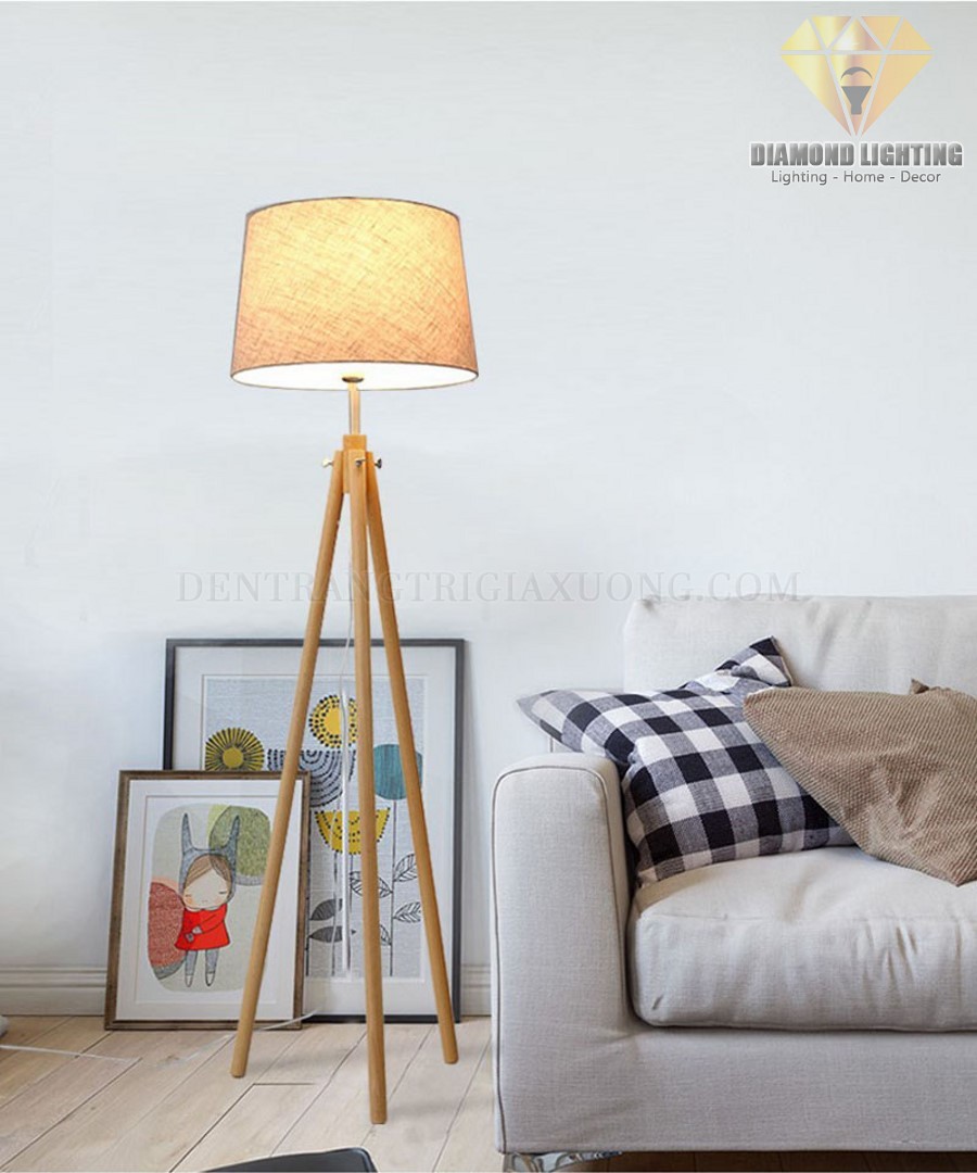 Đèn sàn 3 chân gỗ DCS230 rất phù hợp để làm đèn trang trí, trang trí phòng khách và trang trí phòng ngủ cho ngôi nhà của bạn !