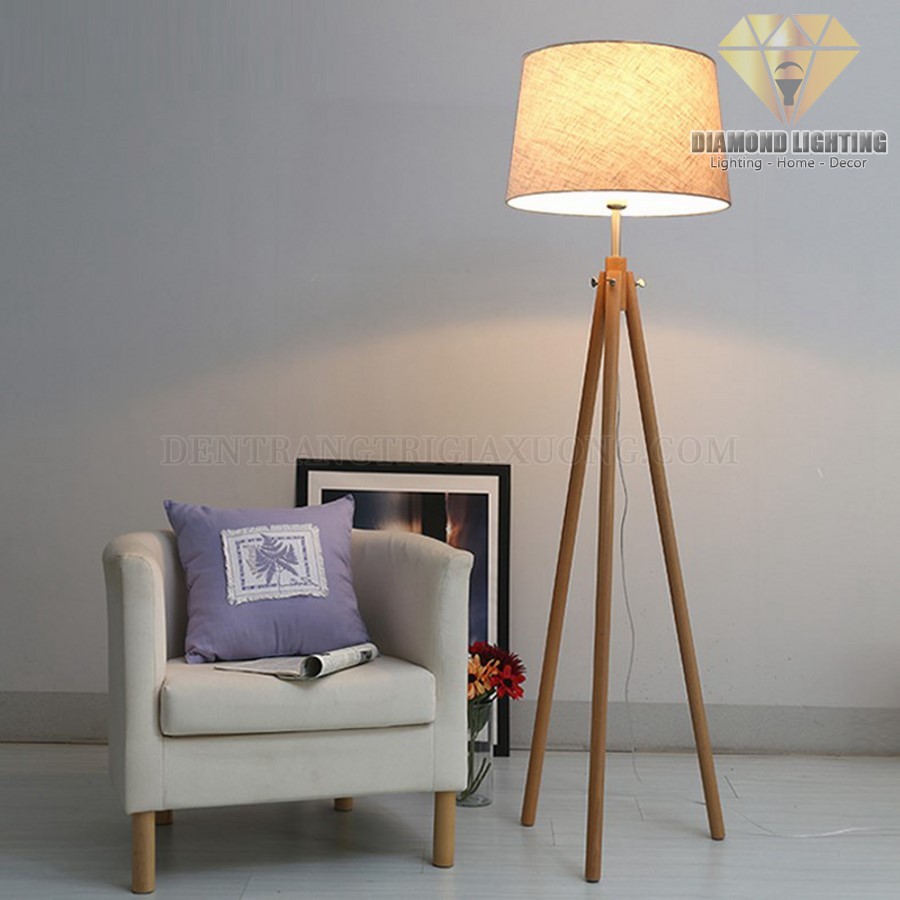 Đèn sàn 3 chân gỗ DCS230 rất phù hợp để làm đèn trang trí, trang trí phòng khách và trang trí phòng ngủ cho ngôi nhà của bạn !