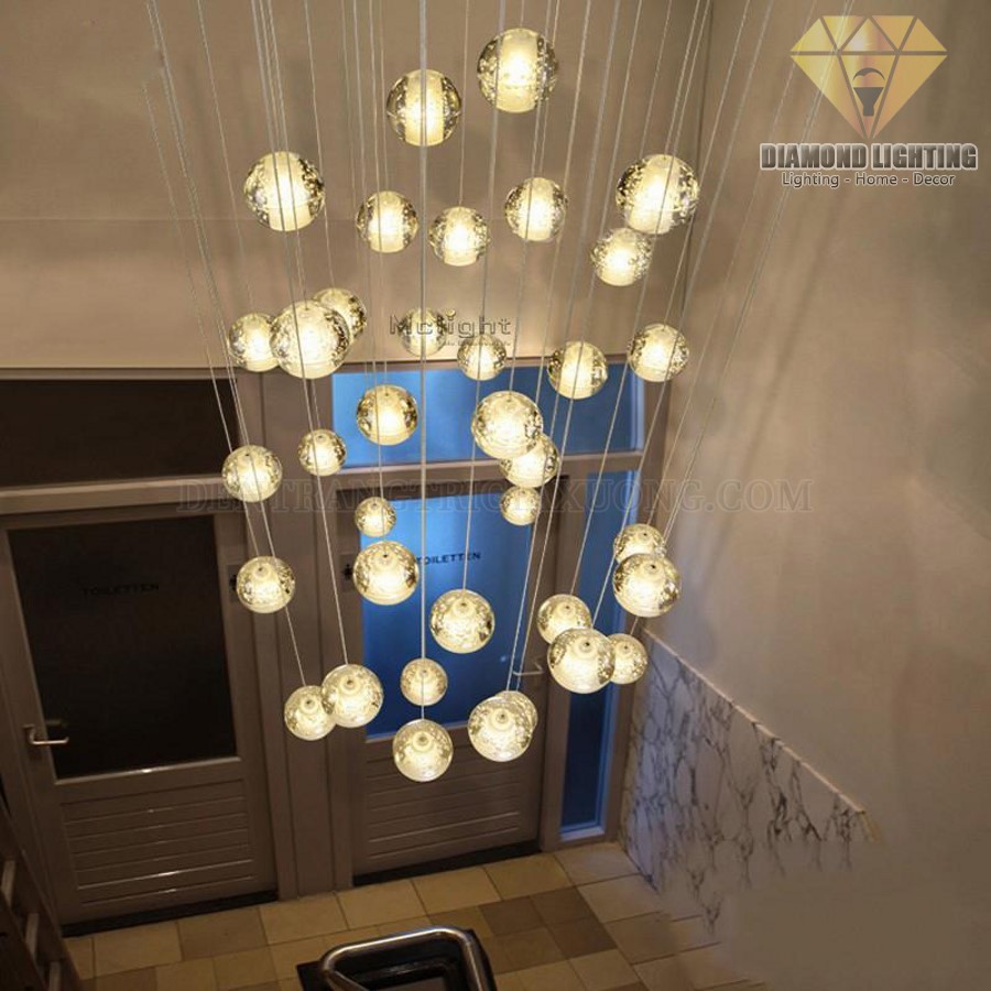 Đèn thả bi thông tầng hiện đại 850 thường được được sử dụng làm đèn thả thông tầng, tuy nhiên bạn vẫn nên thả ở trung tâm phòng khách, giữa bàn ăn hoặc trung tâm phòng ngủ. Vừa làm đèn chiếu sáng, vừa làm đèn trang trí.