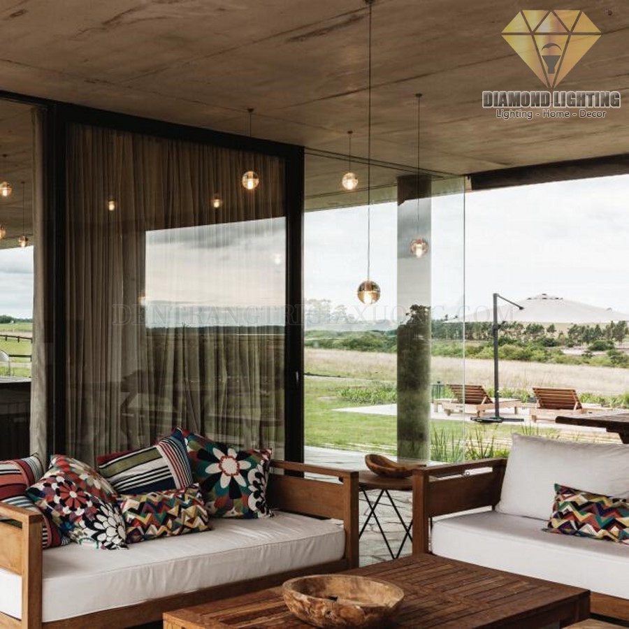 Đèn thả bi thông tầng hiện đại 850 thường được được sử dụng làm đèn thả thông tầng, tuy nhiên bạn vẫn nên thả ở trung tâm phòng khách, giữa bàn ăn hoặc trung tâm phòng ngủ. Vừa làm đèn chiếu sáng, vừa làm đèn trang trí.