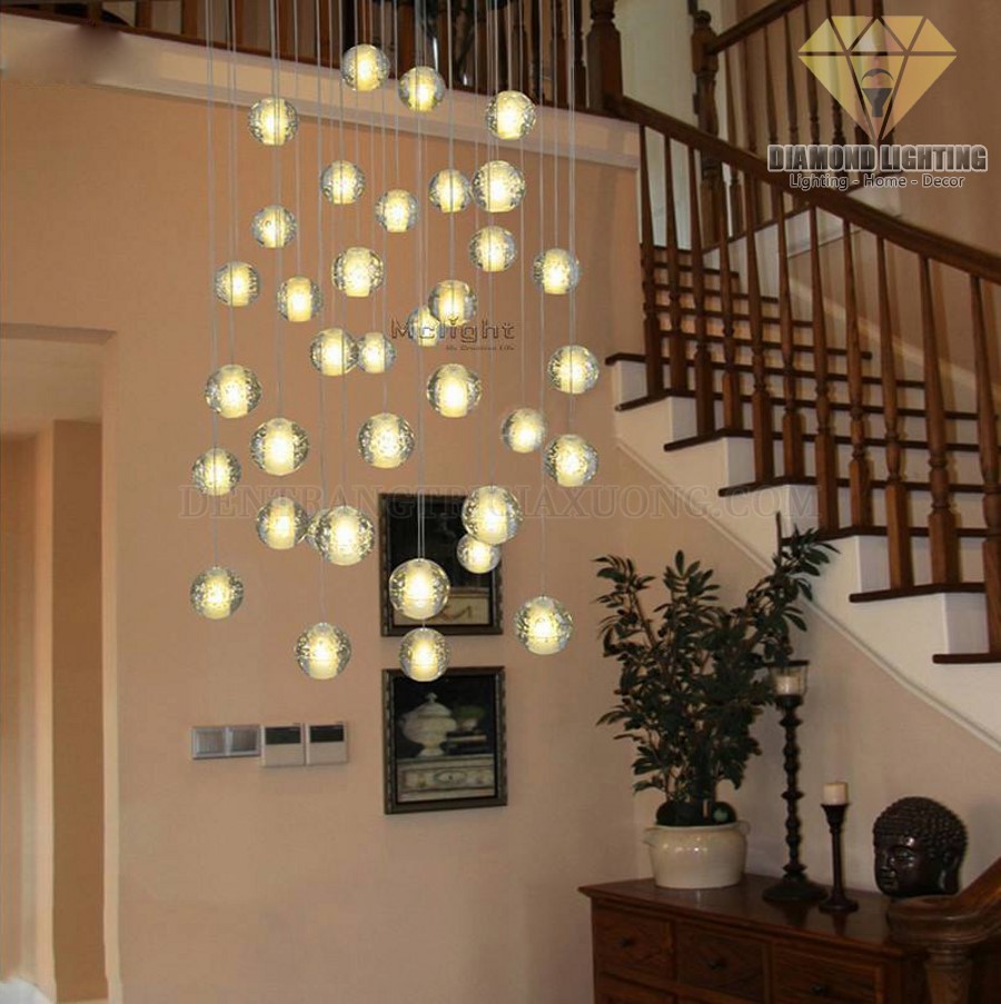 Đèn thả bi thông tầng hiện đại 850 thường được được sử dụng làm đèn thả thông tầng, tuy nhiên bạn vẫn nên thả ở trung tâm phòng khách, giữa bàn ăn hoặc trung tâm phòng ngủ. Vừa làm đèn chiếu sáng, vừa làm đèn trang trí.